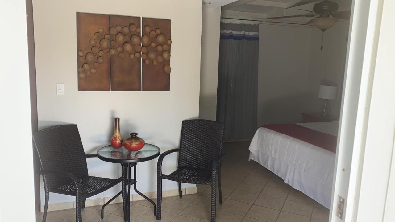 סלינס Full Moon Hotel & Restaurant מראה חיצוני תמונה