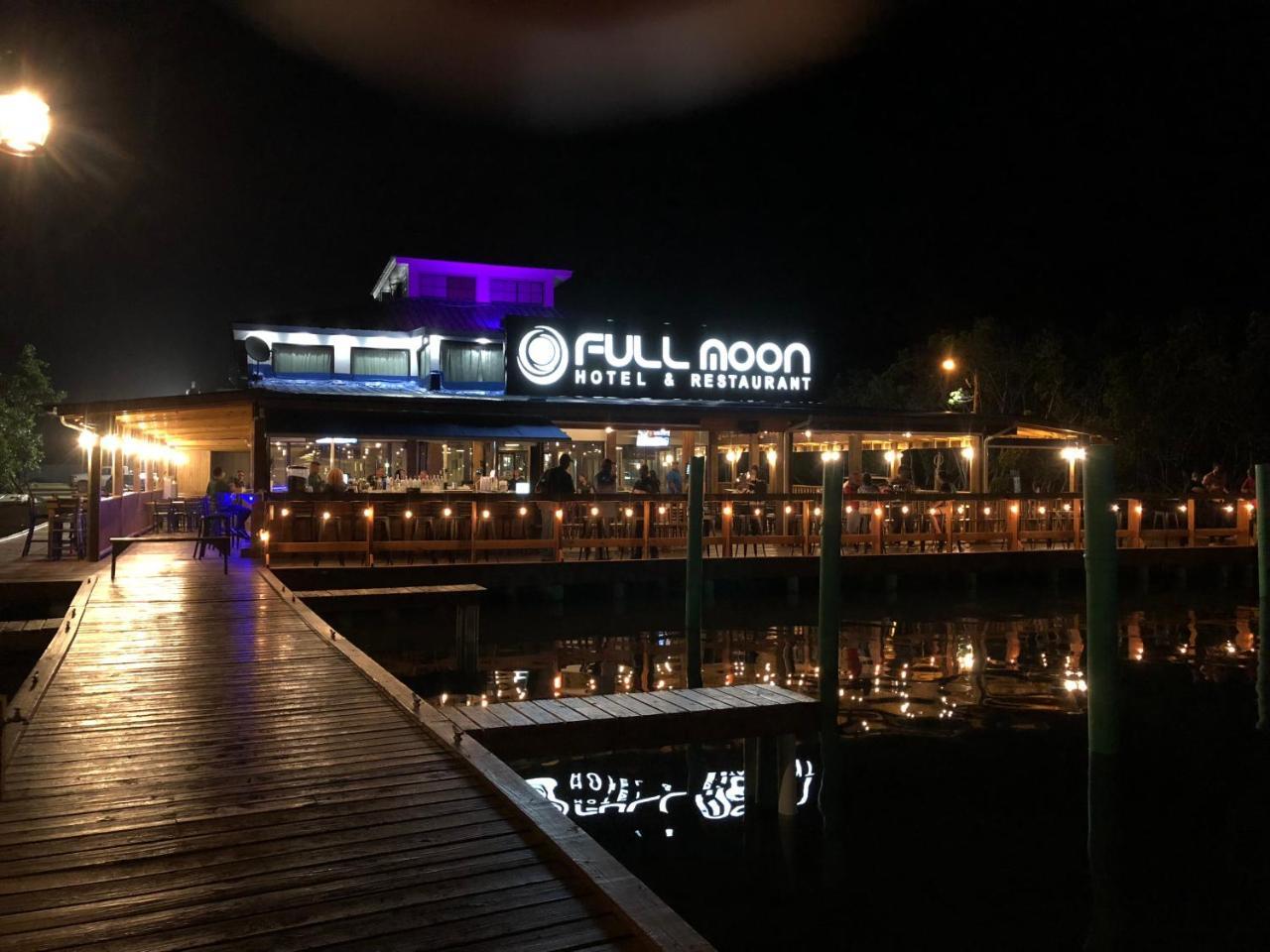 סלינס Full Moon Hotel & Restaurant מראה חיצוני תמונה